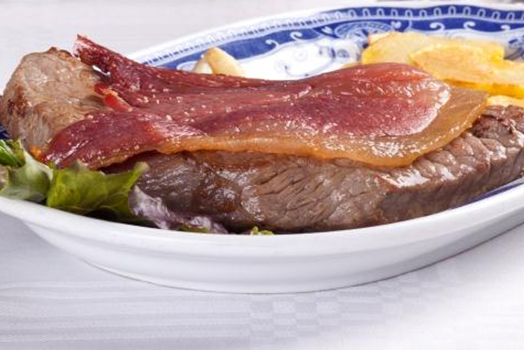 Bifes de vitela com presunto de porco Bísaro